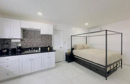 New Mid Miami Beach apt free parking and beach access - Foto 1