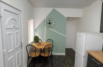 4-Bedroom House sleeps 9 in Liverpool Perfect for Contractors - Free Parking - Fast WiFi - Fully Equipped Kitchen - Hosted by By Hinkley Homes Short Lets & Serviced Accommodation - Foto 9