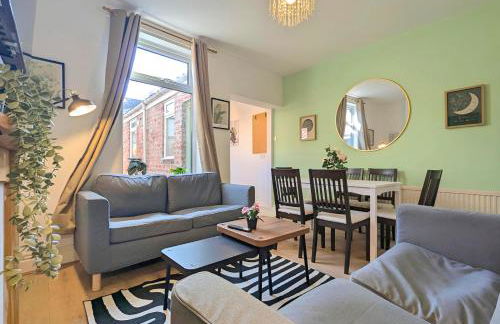 Charming 3-Bed Home Near Centre Free Parking - Foto 1