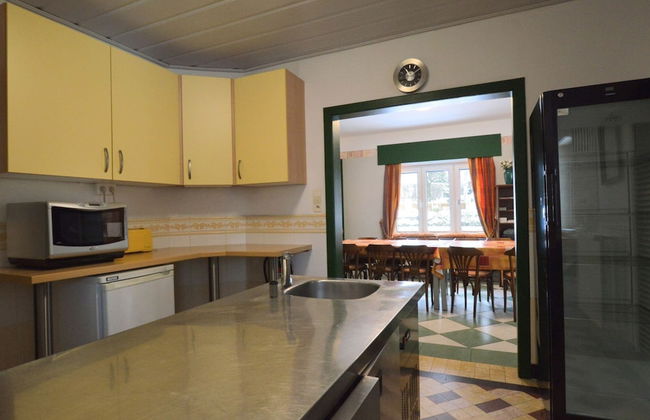 Spacious Home With Garden - Photo 11