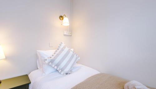 Cosy 3-Bed, Sleeps 5, Free Parking, Long and Short Stays - Foto 4