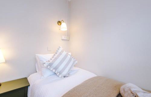 Cosy 3-Bed, Sleeps 5, Free Parking, Long and Short Stays - Photo 4