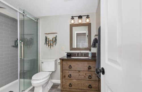 Lakefront Home with Dock Firepit & Private Deck - Foto 8