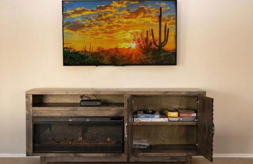 Boho Chic Arizona Villa w Pool & Mini Golf - Foto 22