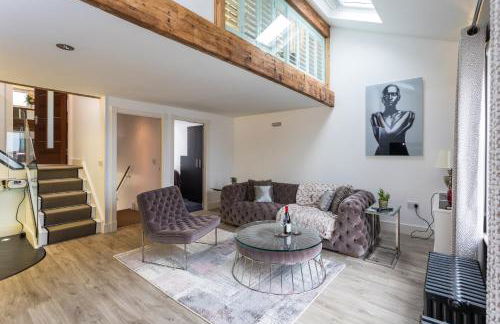 The Penthouse, Opposite Sale Metrolink, Includes Free Parking - Photo 1