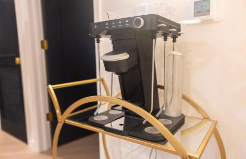 Cozy 1BR with Private Balcony, Gym, Pool & Workspace - Foto 13