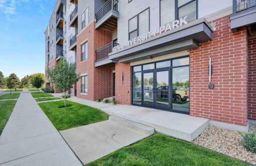 Washer & Dryer with Free Underground Parking with a Pool - Foto 20