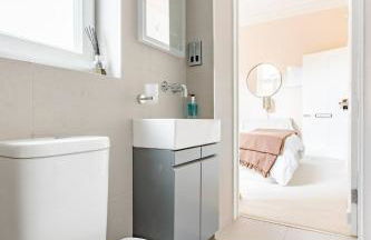 Luxury King-Bed EnSuite with Quiet Private Patio - Foto 4