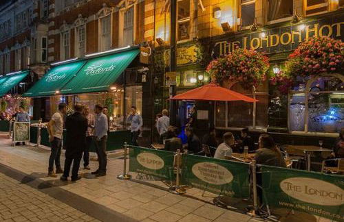 Welcome - BUSINESS or PLEASURE! Southampton 'City Vibes' # Stylish Apartment with Outdoor Courtyard! 1-4 Guests BOOK YOUR CITY BREAK or PRE-CRUISE STAY! CLOSE TO MAYFLOWER THEATRE, UNIVERSITIES, CRUISE TERMINALS, HOSPITALS & SHOPS! - Photo 56