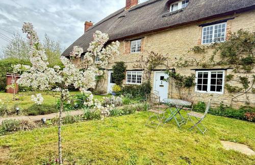 Swan Cottage, 5-Bedroom, Canal View, River, Private gardens, Free Parking's, WiFi, Oxford - Photo 1