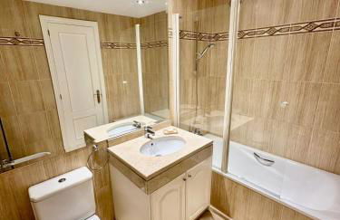 Seafront Townhouse with Stunning Mediterranean Views, community pool - Foto 10