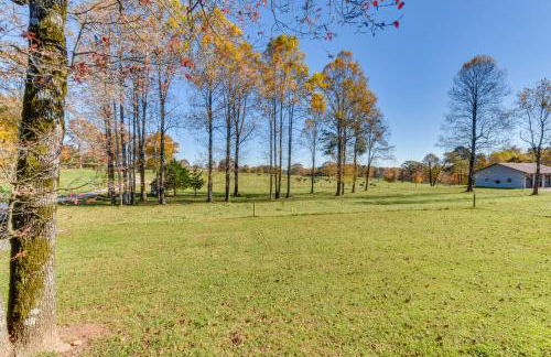 Modern Clarkesville Cottage with Decks and Patio! - Foto 26