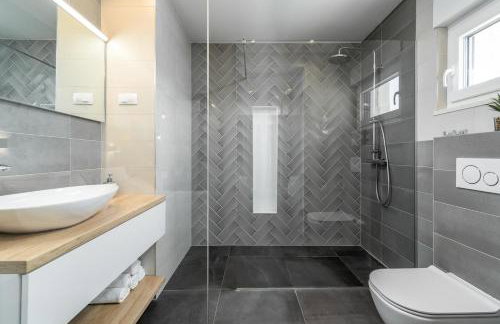 VILLA CVITA is a modern 5-bedroom villa with a Jacuzzi, a Gym and Finnish Sauna, a heated pool, and amazing views - Foto 27