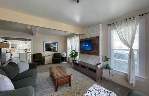 Sunlit Surf House 4BR Downtown Walk to beach - Foto 50