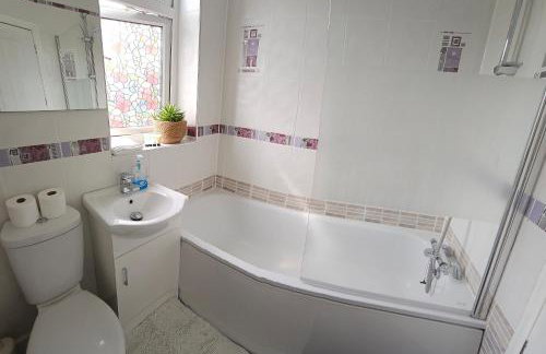 Spacious 4-Bed Home Free Parking, Private Garden - EcuaStay - Foto 11