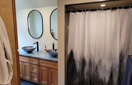 Newly remodeled mountain home! - Photo 18