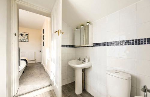 Central Canterbury Gem New Refreshed Decor Sunny Deck Outdoor Furniture FREE Parking 2BR 2BA TOP Location - Foto 57