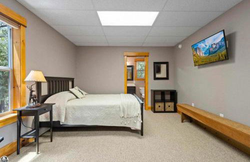 Sierra Haus Cottage with Private Lake Access - Photo 2