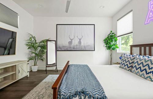 Austin Oasis Spacious 4BR Retreat with Hot Tub Cowboy Pool and Infrared Sauna Perfect for Families and Bachelorettes - Photo 41