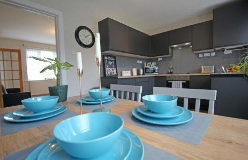 Recently Refurbished 3 Bedroom Home with Parking - Perfect for Longstays - Sleeps 8 - Photo 4