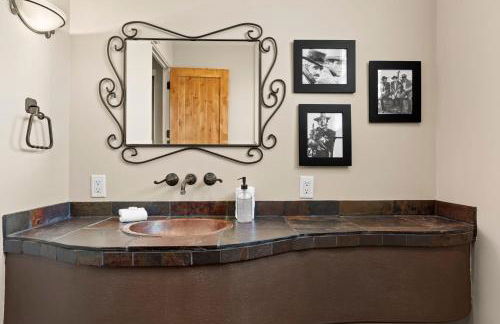 The Debonair Derby by PaseoHomesAZ with Heated Pool - Foto 13