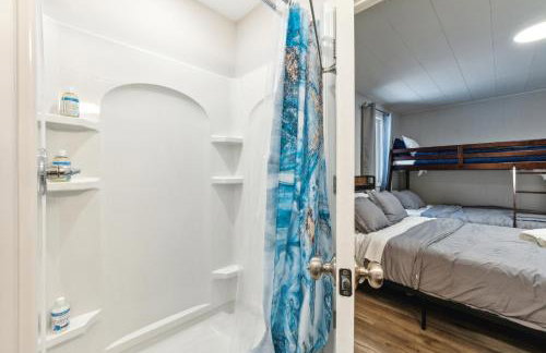 Beautiful Torch Lake House with Beach Access home - Foto 39