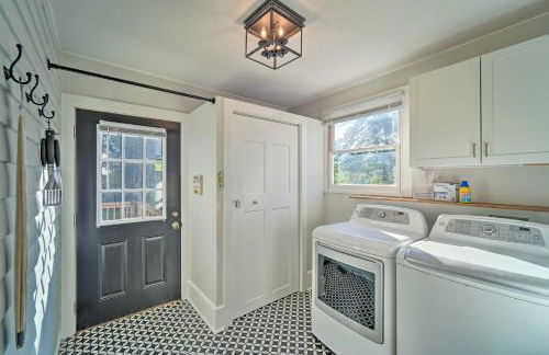 Modern, Sun-Lit Retreat with Fire Pit and Yard! - Foto 27