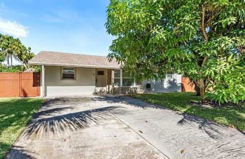 Boho Tiki Villa w Heated Saltwater Pool, King Beds & 6TVs - Photo 56