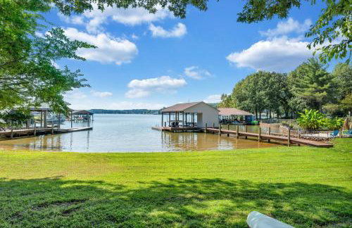 Lakeside Lodge - Lakefront home with private dock & hot tub - Foto 6