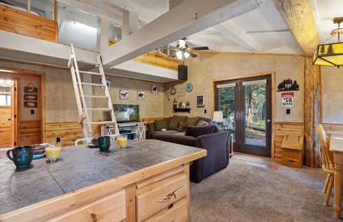 Hayloft Hollow by KABINO Fire Pit Fireplace Loft with Low Ceiling High Chair WiFi - Foto 3