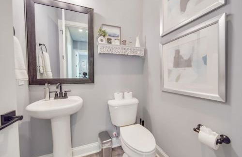 5BR Farmhouse Lake Retreat Pool Hot Tub Theater - Foto 41