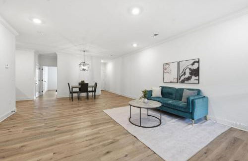 Chic 2BR2BA Home Great Location - Photo 15