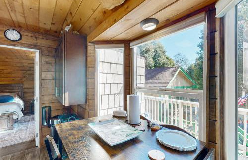 Relaxing Retreat with Deck, 1 Mi to Lake Arrowhead! - Foto 11