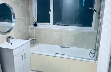 Near Station - Spacious 4-Bed Home with Parking - Foto 13