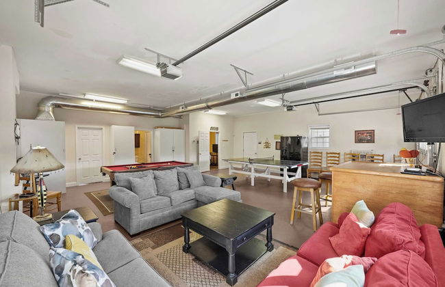 Bear Creek Lodge by Avantstay Lakefront + Dock - Photo 13