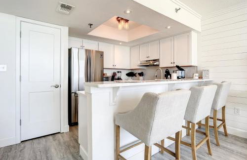 Oceanfront Sunrise Overlooking Pool Walk to shopping dining Sunrise 805 - Foto 9