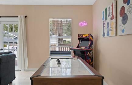 Modern Moroccan Villa w/ Firepit, BBQ + Game Room! - Foto 13