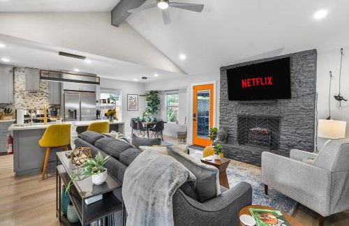 Modern 3BR Retreat with Fun Yard, Mini-Golf, Hot Tub & BBQ Dining Deck - Foto 7