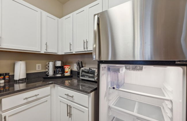 Stylish 1 BR Apartment w Movie Theater - Photo 35