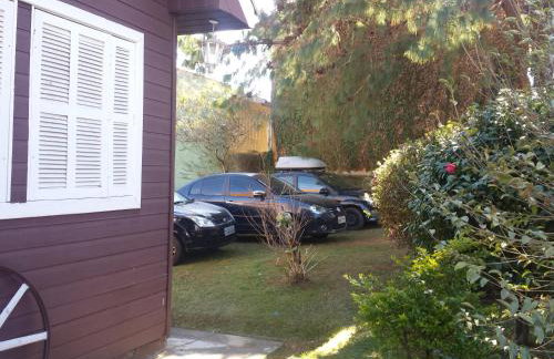 Chale de Madeira - Lareira e Fogueira---lindo gramado com mesa para café da manhã, churrasqueira e fogueira - Foto 15