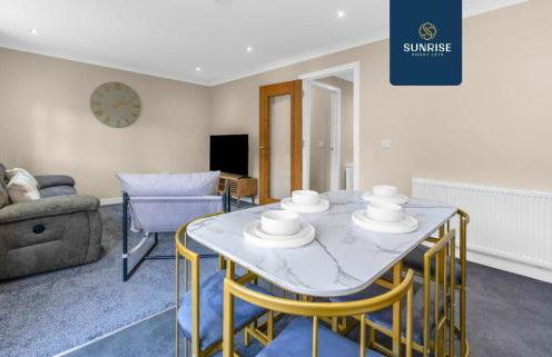L1 - INVOICE and REDUCED PRICE only via SUNRISE SHORT LETS DUNDEE, Large 4 Bedroom House with 6 Beds and 3 bathrooms, TVs in each room, Free Parking, Fully Equipped, Local Amenities, Easy Ring Road Access, Special Rates and ONLY 9 Mins to STANNERGATE Port - Foto 32