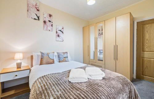 Spacious 4 Bedroom Home Near City Centre Sleeps 11 with Free Parking - Foto 16