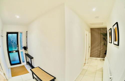 Spacious 3 bedroom Home w Parking in Farnborough - Foto 21