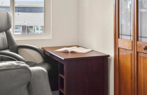 Bay Park Garden Paradise - central Location, AC, Washer Dryer & Private yard! - Foto 17