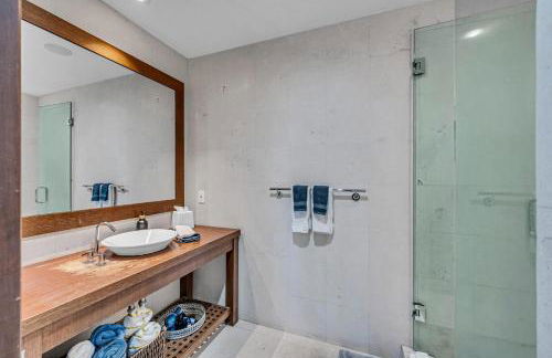 Crown Jewel of Ocean Drive- 2 story Penthouse, 4 Bedrooms & Private rooftop spa - Foto 35