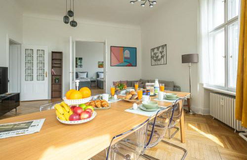 KAISER 02 by ROCKCHAIR Apartments l SUPERHOST Status l 3 Bedrooms Boxspringbeds 2 Bathrooms l Cozy Family & Business Flair 155 sqm 3 Balcony 2nd Floor Elevator up to 10 guests welcomes you! - Foto 25