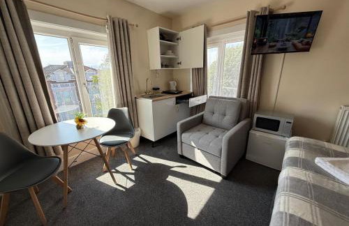 Southsea 2nd Floor Studio Apartment, Free Private Parking - Foto 8