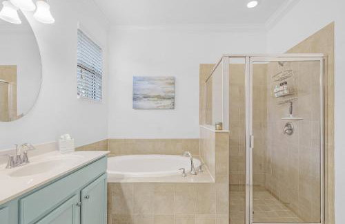 Enchanting 3 Bedroom Home Waterfront Pool and Spa - Foto 23