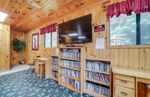 Pet-Friendly Creekside Cabin with Pool Access! - Foto 30