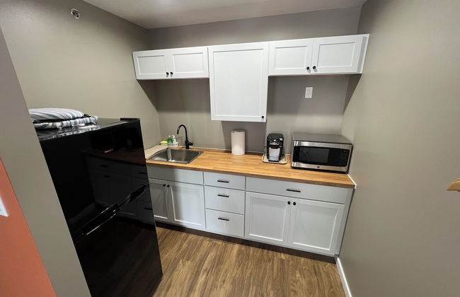 Lighthouse Inn & Suites - Photo 40